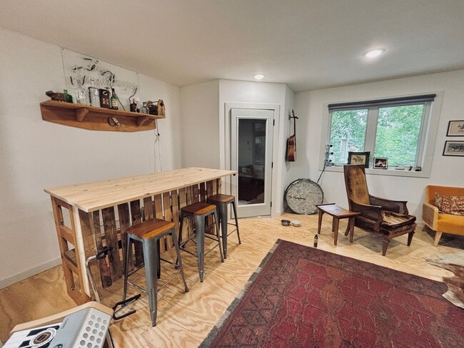 Building Photo - Rare Minnehaha Parkway rental under 5k! Be...
