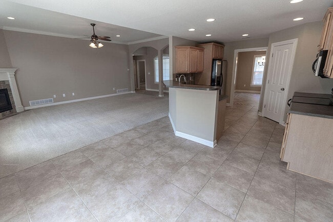 Building Photo - 2303 Roslyn Ct