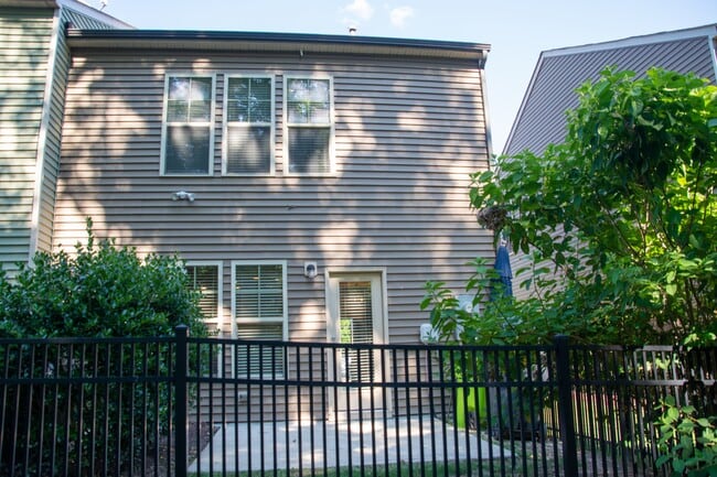 Building Photo - 122 Tuftin Dr