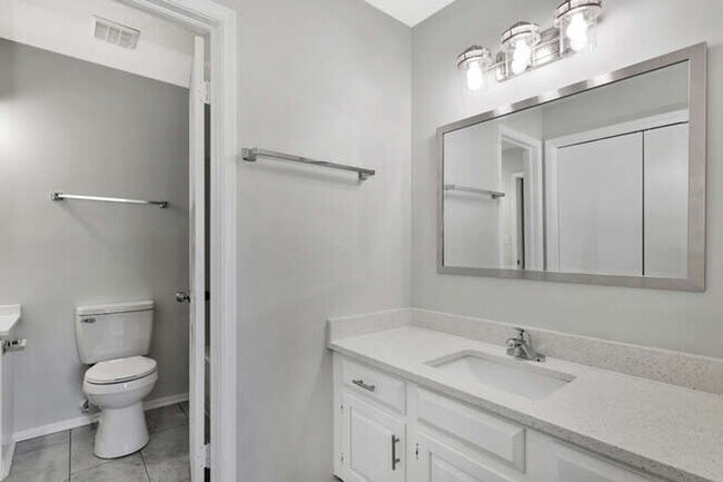 Building Photo - 2025-2027 N. Rosewood Ct.