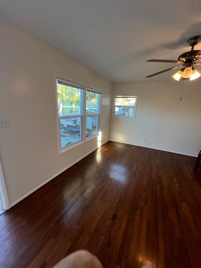 Living room - 940 N Cedar St