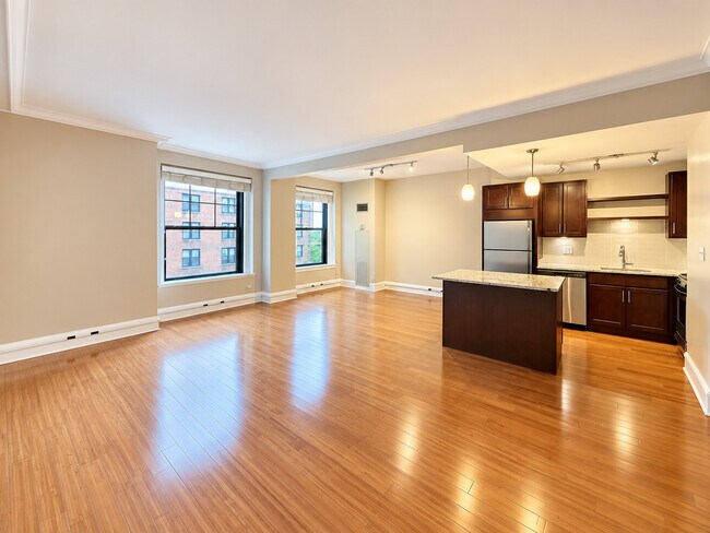 Building Photo - 3170 N Sheridan Rd