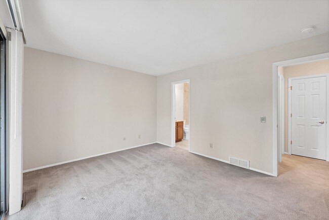 Building Photo - 2960 Shady Holw W