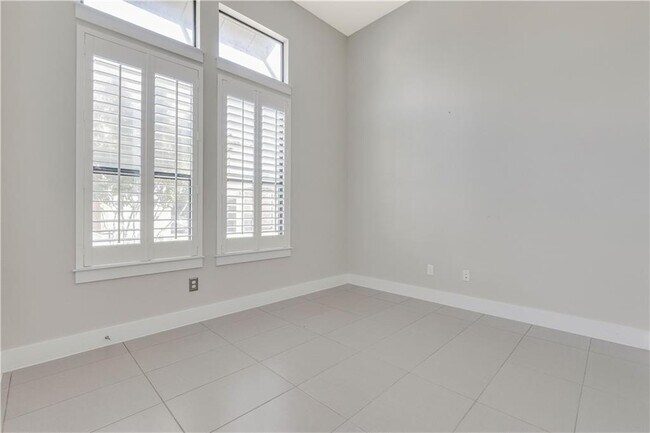 Building Photo - 309 Jeffrey David Ln W