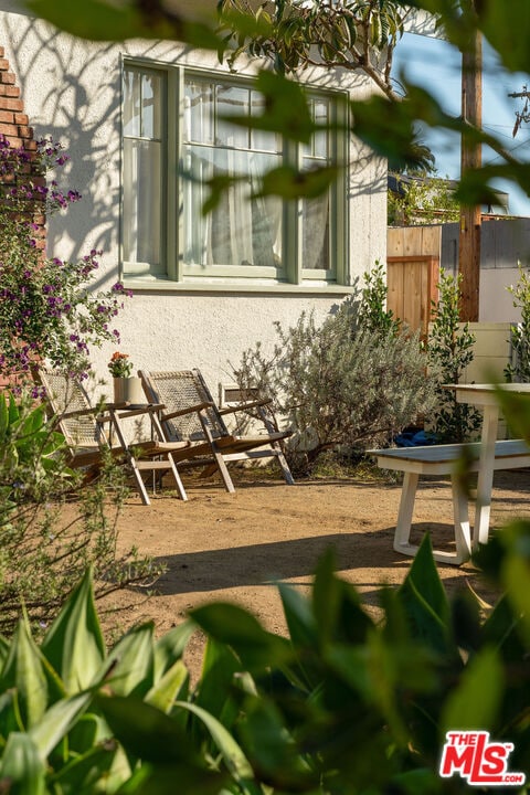 Building Photo - 818 Palms Blvd