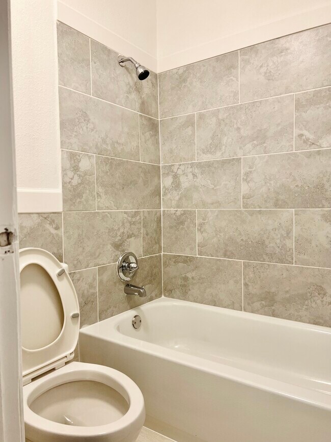 Building Photo - 7200 Clarewood Dr