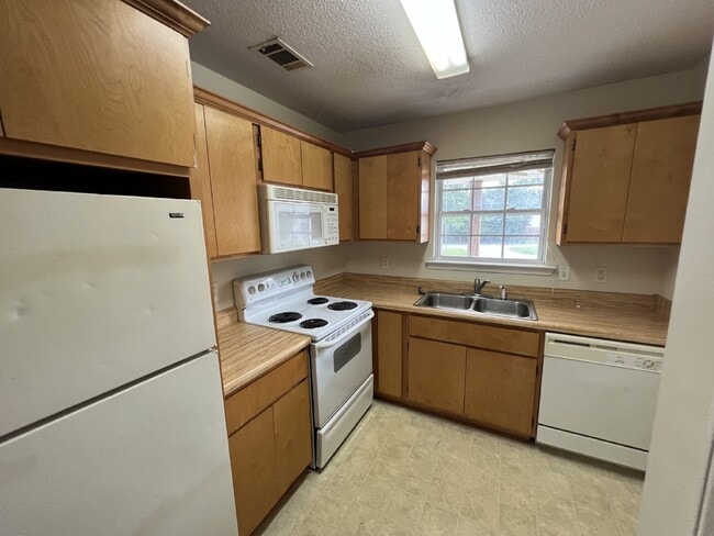 Building Photo - Apartment For Rent