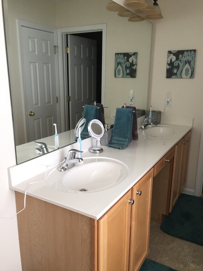 Building Photo - 3 Bedroom, 2.5 Bath Home in Bonnie Vista Community