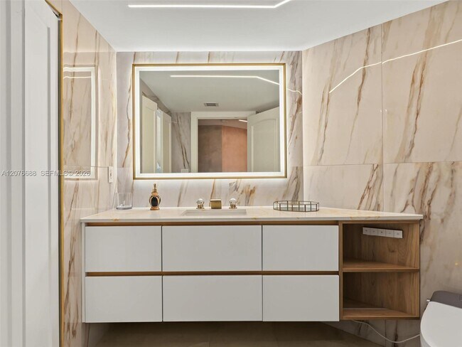 Building Photo - 16425 Collins Ave