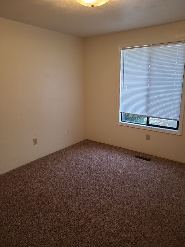 Building Photo - Comfortable 3 bed, 2 bath home in Medford