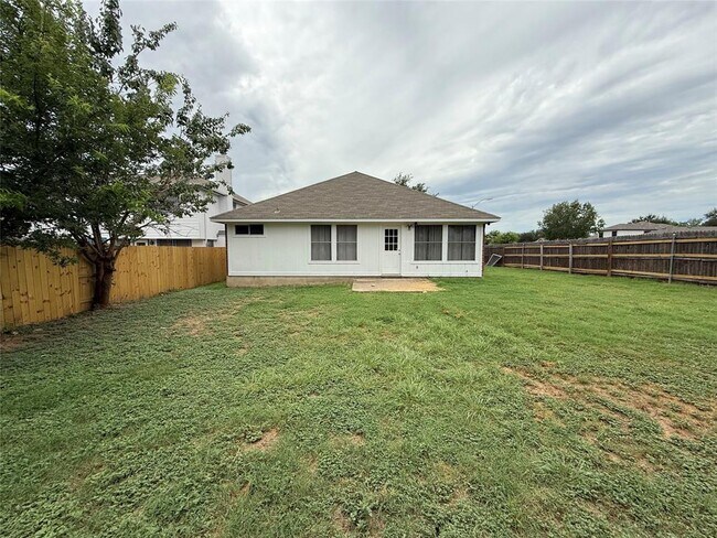 Building Photo - 916 Whitehall Dr