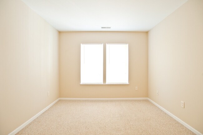 Building Photo - $2970– Spectacular 4 BR Loft, 2 ½ BA Upper Flat, Central Air - One block From UWM -3255 N Oakland