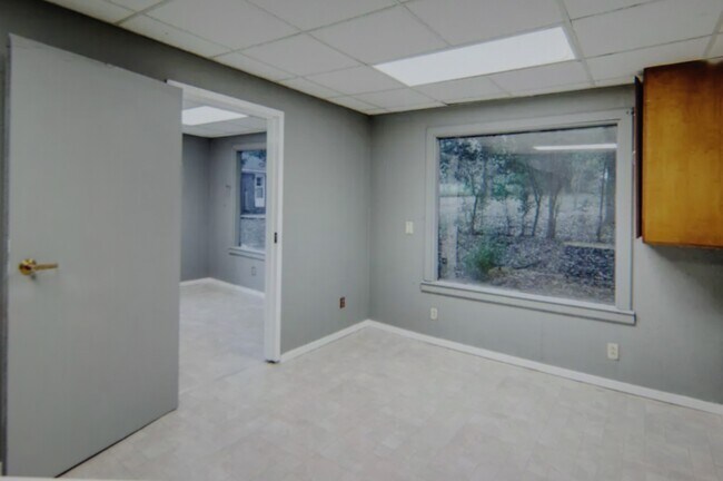 Building Photo - 2475 Drexel Dr