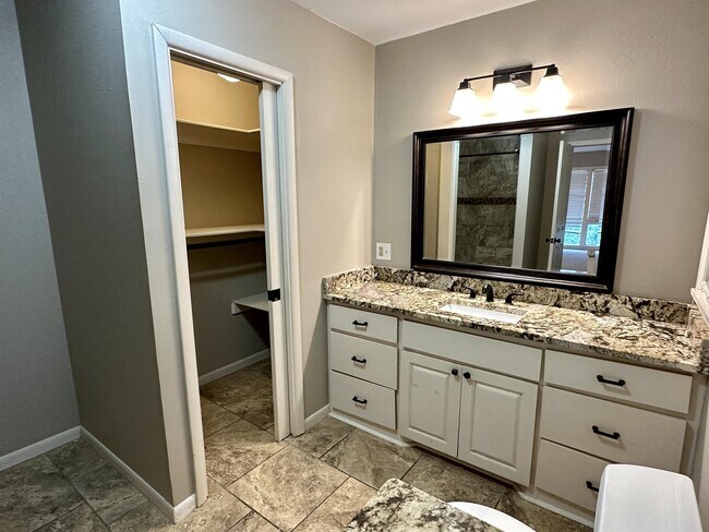 Building Photo - 1926 Laurelwood Dr