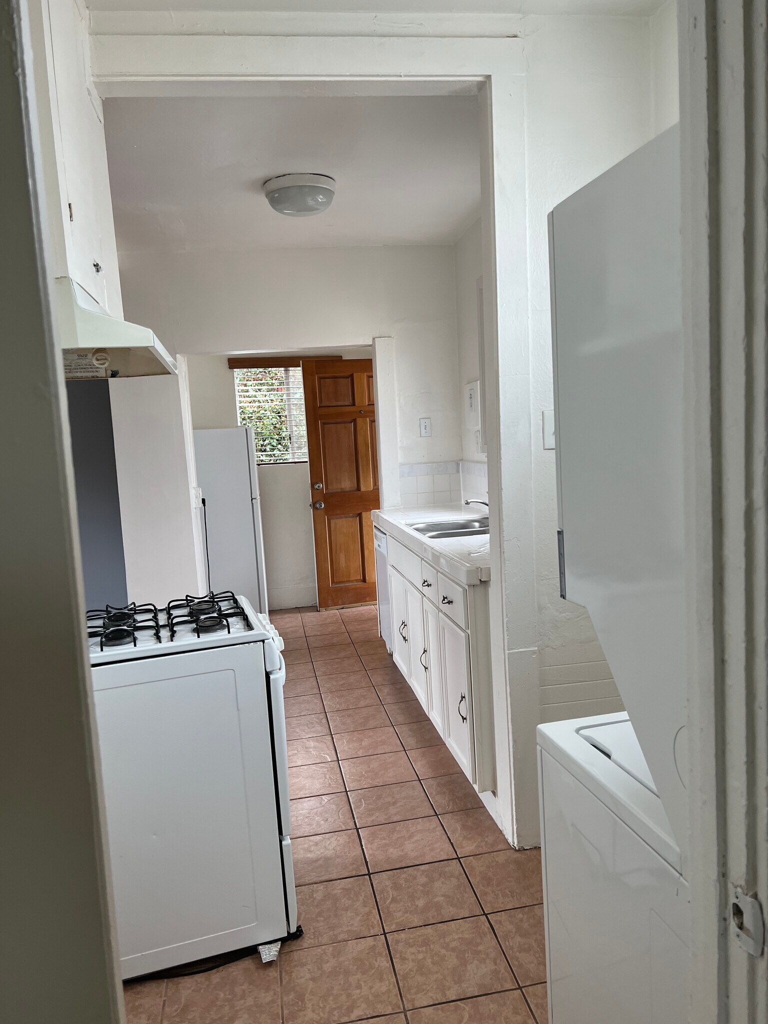 Building Photo - 533 Vernon Ave