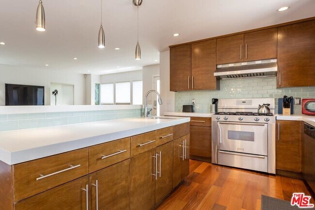 Building Photo - 1610 S Hayworth Ave