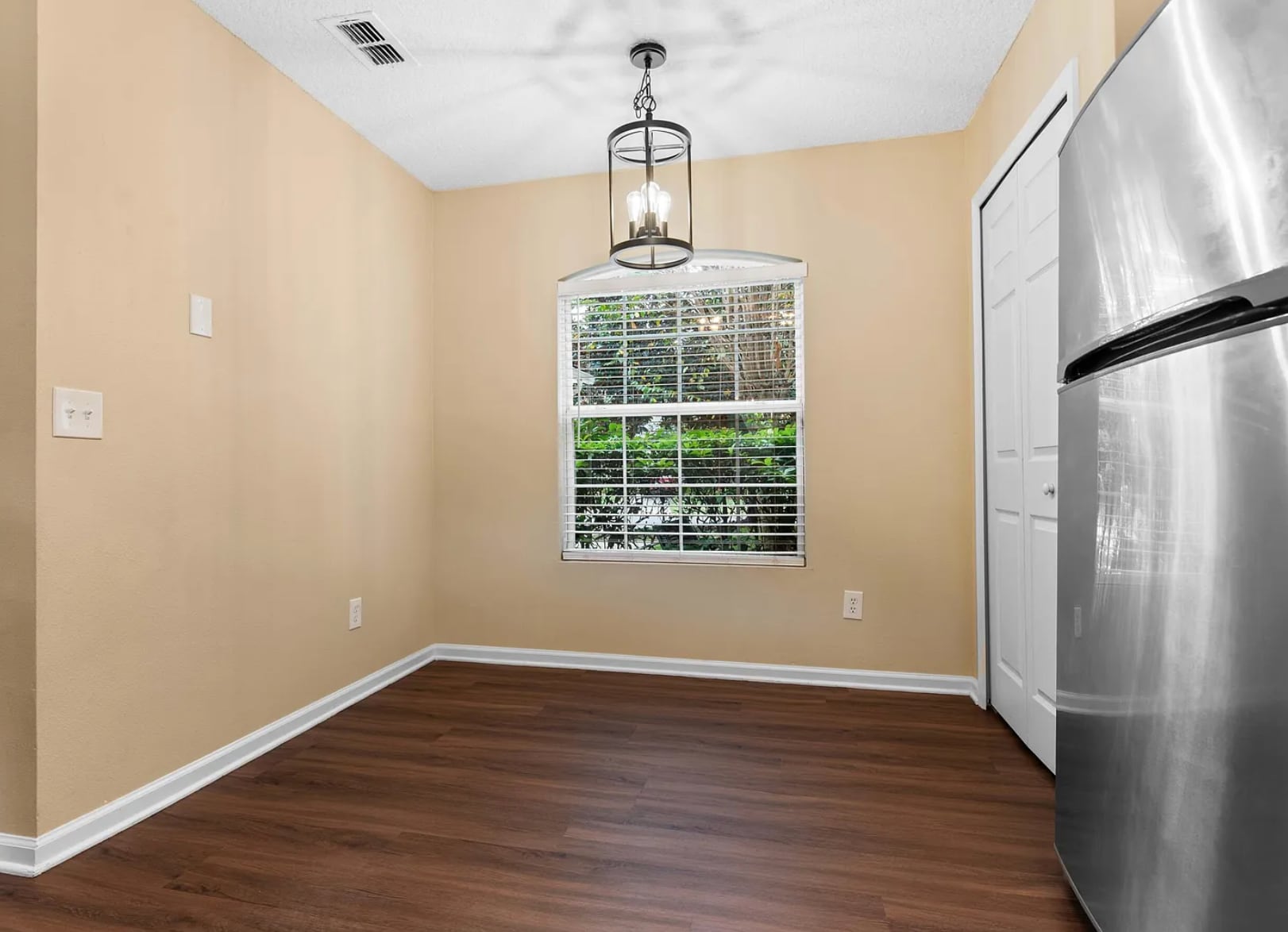 Building Photo - 1630 Vineland Cir