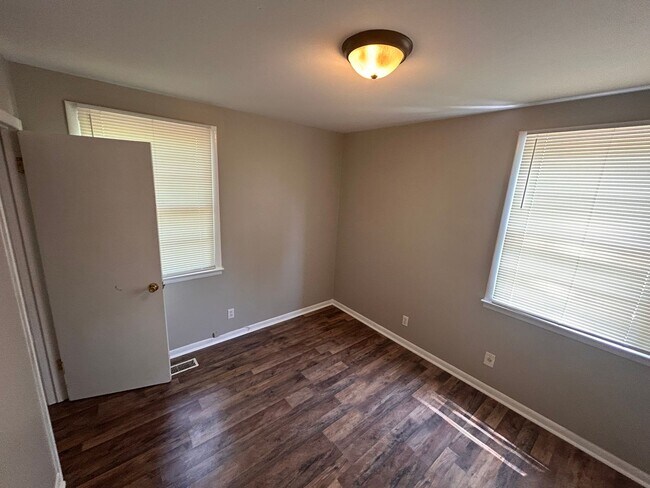 Building Photo - 4503 Lakeview Dr NW