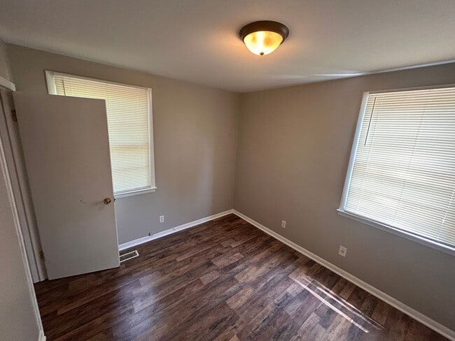 Building Photo - 4br 1.5 Bath brick home with garage.