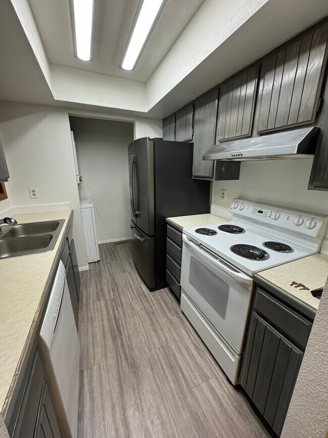 Building Photo - 7202 Foxridge Cir