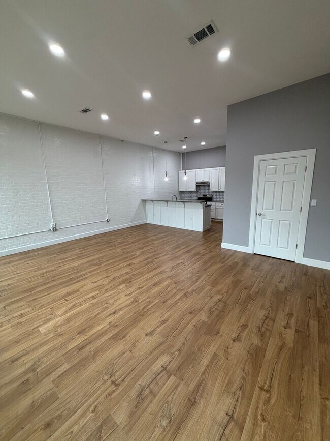 Building Photo - 616 Main St