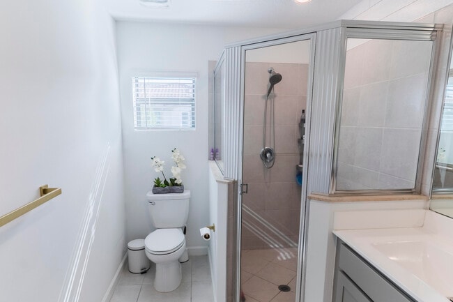 Building Photo - 2025 Sugar Maple Dr