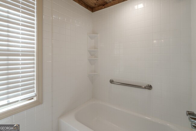 Building Photo - 384 Arrowhead Trail NE