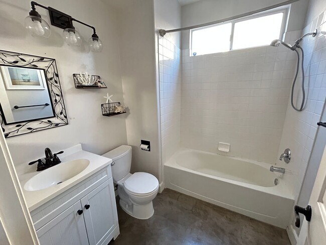 Building Photo - Cozy Upgraded 3 Bedroom 2 Bathroom Home in...