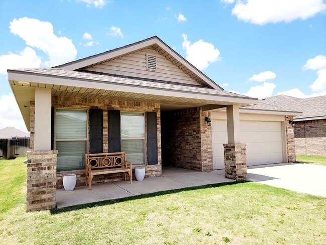 Building Photo - FULLY FURNISHED! Stunning 3/2/2