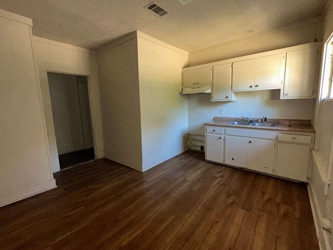 Building Photo - Cute 3 bedroom duplex