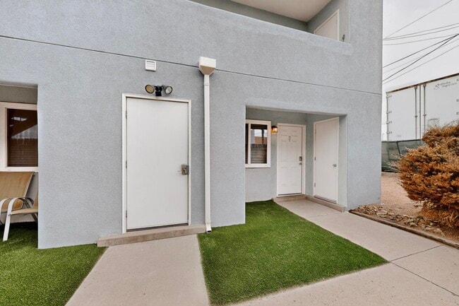 Building Photo - 1812 Buena Vista Dr SE