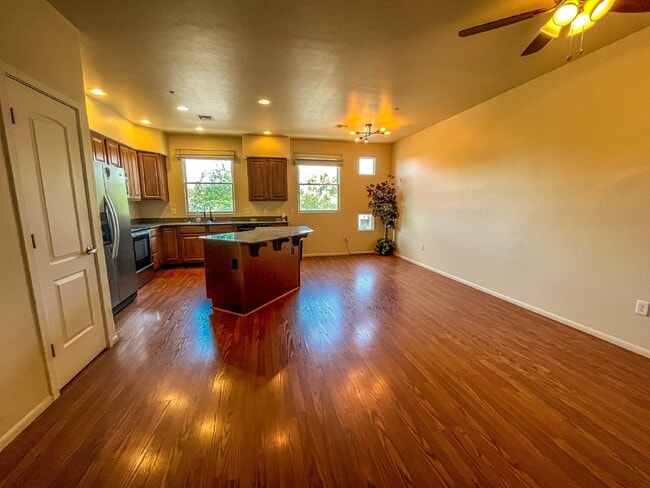 Building Photo - 3 Story townhome