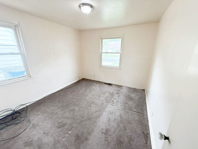 Building Photo - 3 BED 1 BATH SINGLE FAMILY HOME!