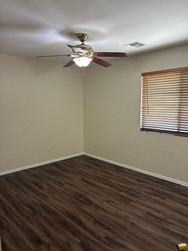 Building Photo - Spacious 4 Bedroom Home in Avondale!