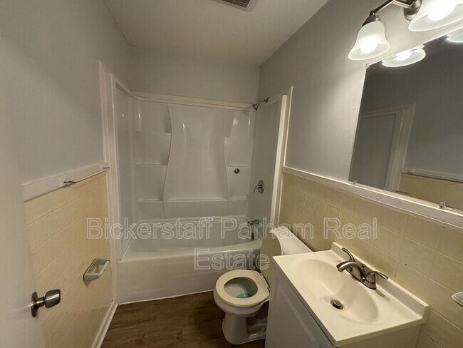 Building Photo - 231 17th Ave S