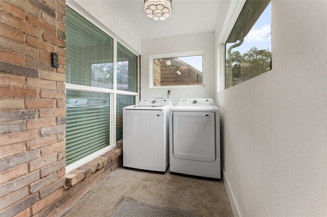 Building Photo - 9919 Golden Sunshine Dr