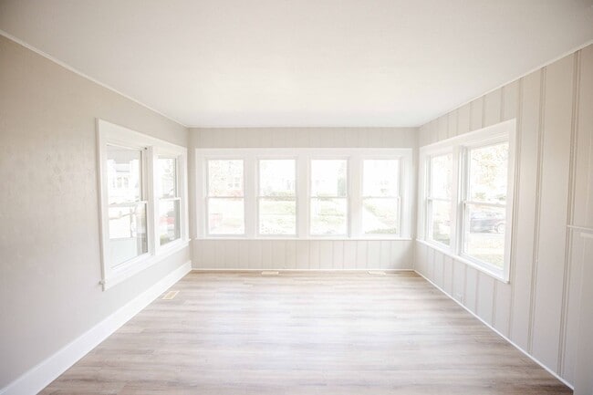 Building Photo - Beautiful three bedroom spacious house with tons of storage and finished basement.