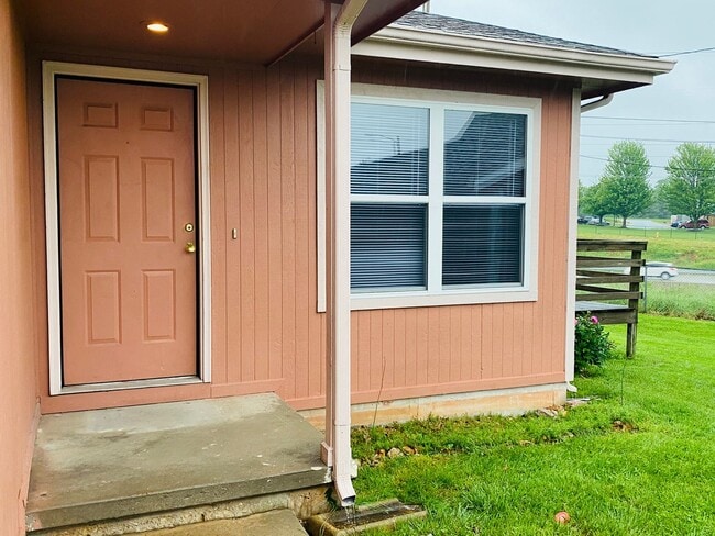 Building Photo - 2 Bed 2 Bath 1 Car Garage Flat Duplex- $30...