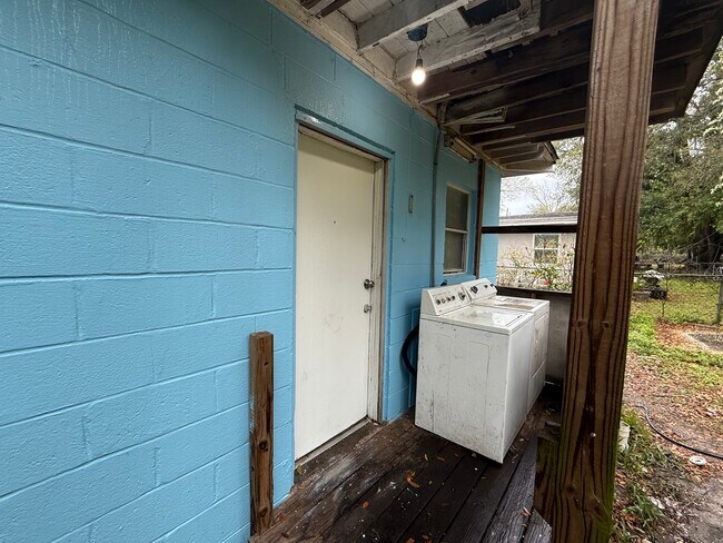 Building Photo - 1742 Brooker Rd