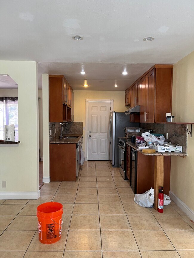 Building Photo - 2592 Santa Barbara Dr