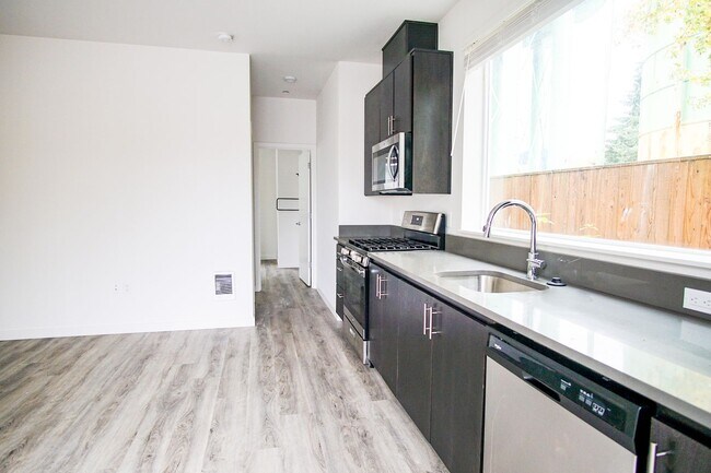 Building Photo - Rare 3 Bed, 2 Bath Townhouse Ready Late Se...