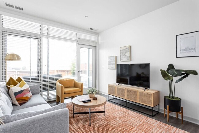 Primary Photo - 747 N College Ave