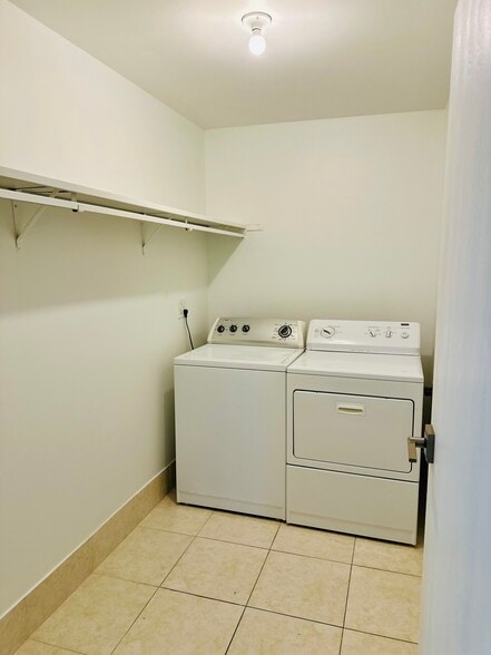 Building Photo - 3460 S Poplar St