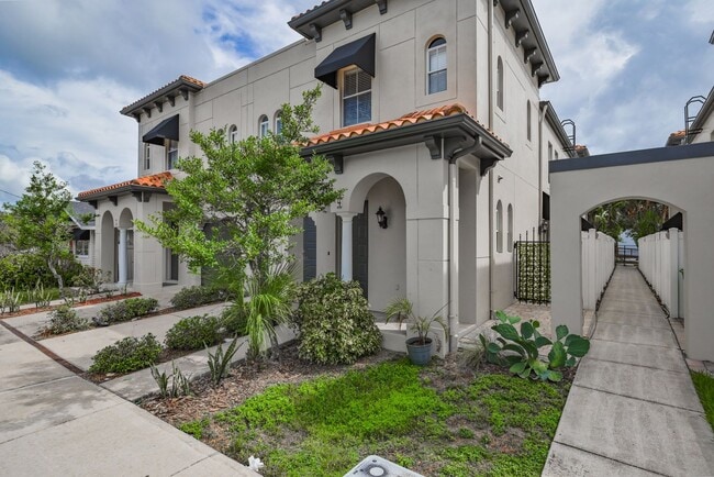 Building Photo - South Tampa 3 Bed / 2 Bath / 1 Car Garage ...