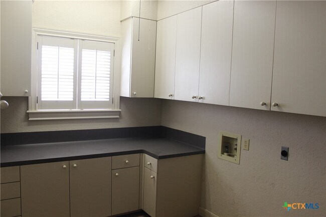Building Photo - 6001 Country Club Dr