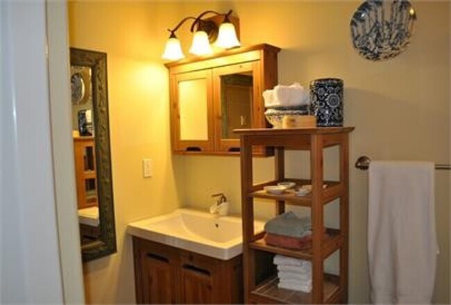 Building Photo - Wonderful Fully Furnished Cottage in Coupe...