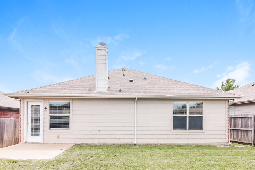 Building Photo - 2033 Club Oak Dr