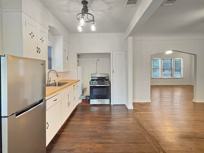 Building Photo - Charming Historic Home in Los Angeles Heig...