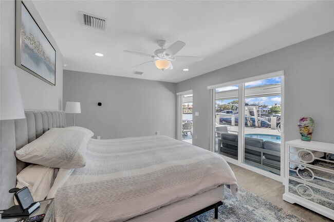 Building Photo - 2005 N Riverside Dr