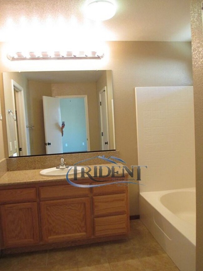 Building Photo - 3 bedroom, 2 bath half-plex/duplex